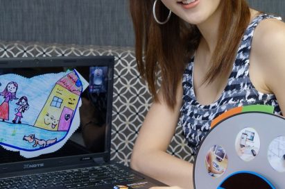 A model showing how an LG mouse scanner works with an LG laptop