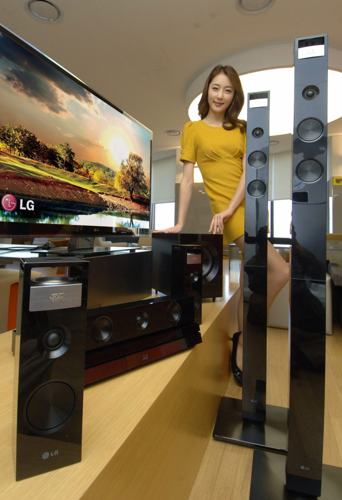 LG 3D Home Theater Systems_With a Model (2) – LG NEWSROOM