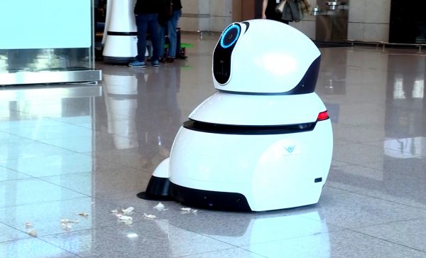 Airport Cleaning Robot 01 – LG NEWSROOM