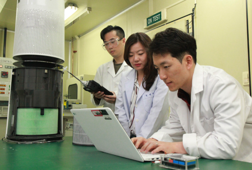 Three researchers at Seoul’s LG Air Science Research Center carrying out tests with the help of LG gram.