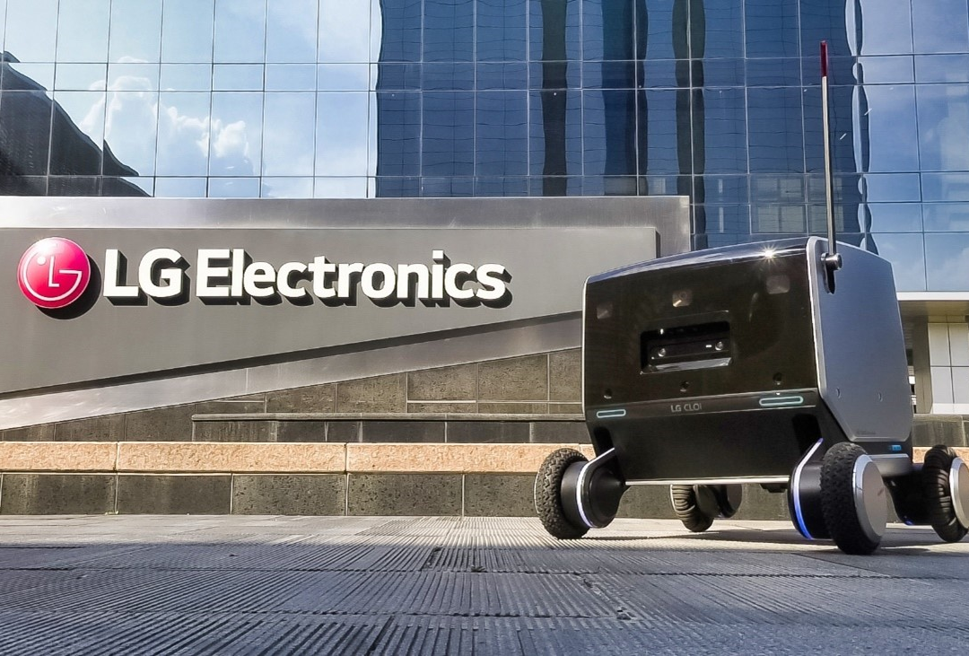 LG’s four-wheeled indoor-outdoor delivery robot in front of the LG Electronics building.