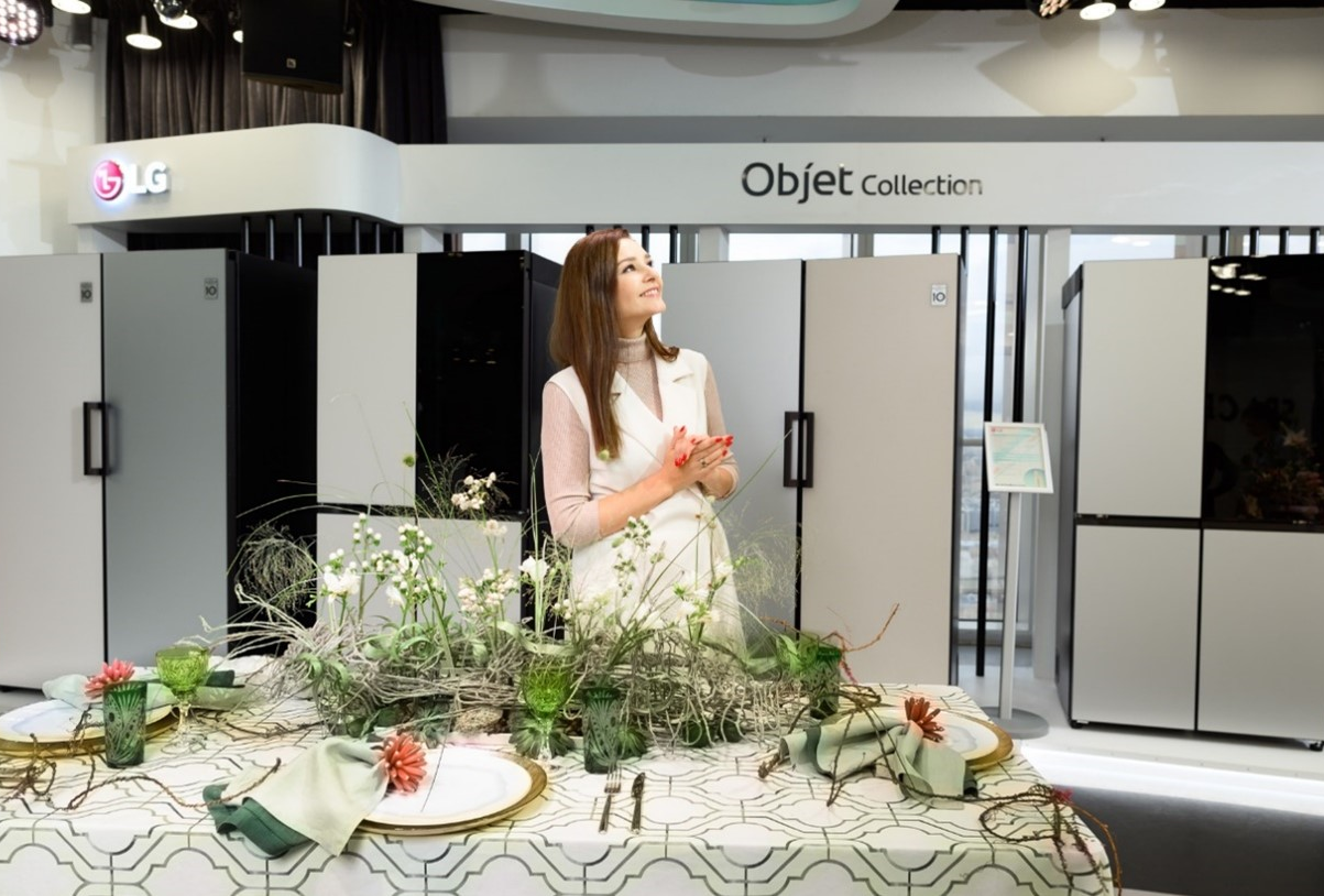 Actress Glafira Tarkhanova posing in front of LG Objet refrigerators at the showcase in Russia.