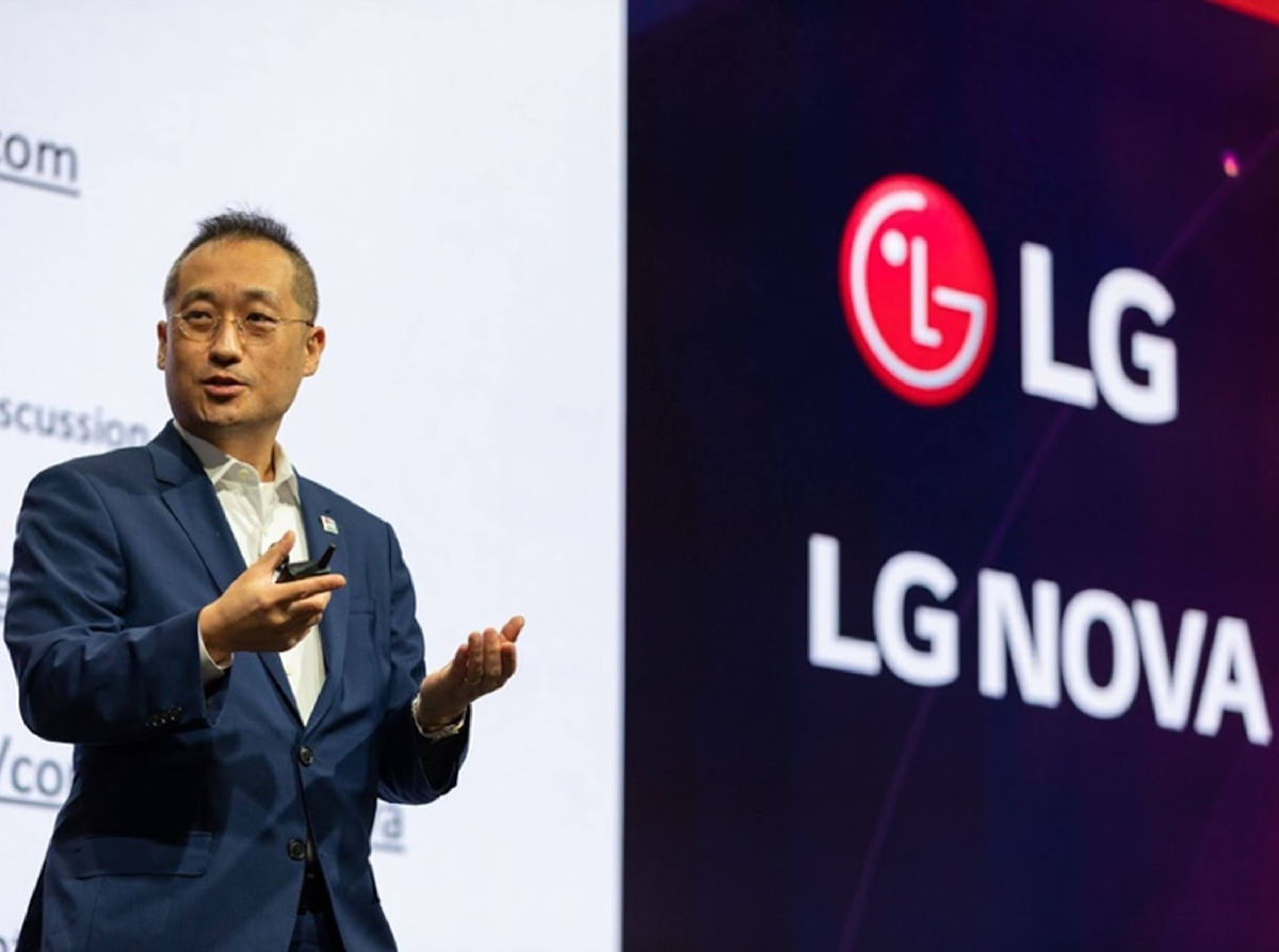 Dr. Sok-woo Rhee, Head of LG NOVA (North America Innovation Center), giving a speech on stage at the Mission Launch Live event