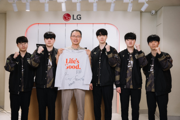 A picture of the Gen.G players standing next to a man posing for a picture