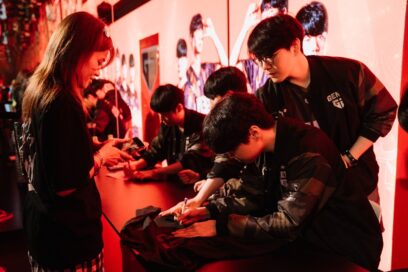 A picture of Gen.G players meeting and greeting fans