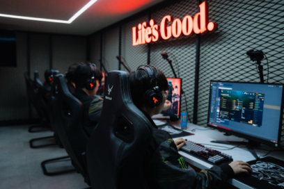 A picture of the players at the LG venue in game