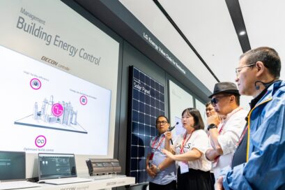 A photo of a woman showcasing LG’s Building Energy Control (BECON) cloud to the visitors at the LG Alumni Event