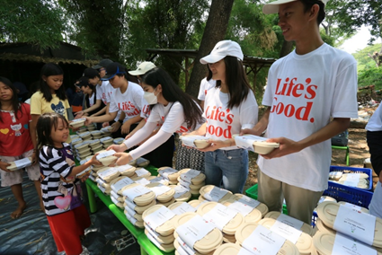 An image of people distributing no-waste bulgogi lunchboxes in Jakarta and Tangerang 