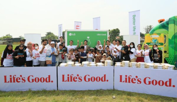 A group photo of people participating in LG India's 'Better life for all' campaign
