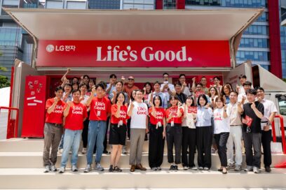 A picture of a group of employees and LG CEO William Cho