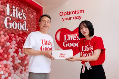 An image of LG CEO William Cho and a woman posing
