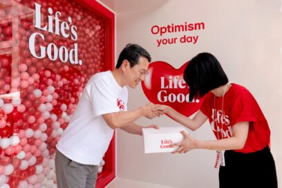 A picture of LG CEO William Cho and a woman shaking hands