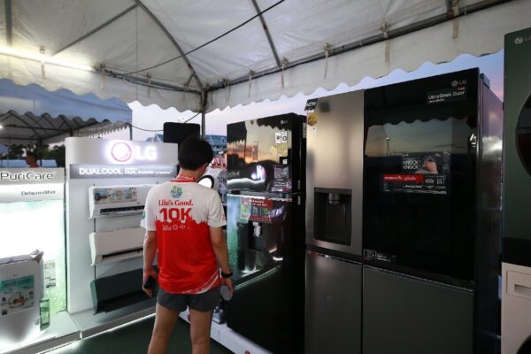 A Photo of a runner checking out LG products on display at the LG booth 
