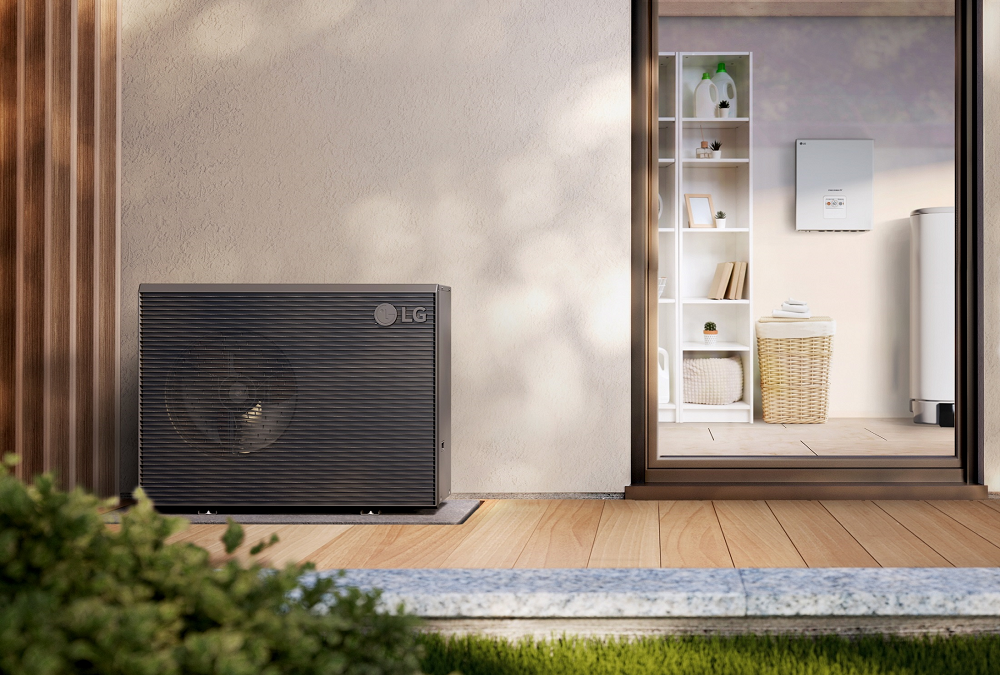 A picture of the LG Therma V™ R290 Monobloc 7 and 9 kilowatt(kW) air-to-water heat pump (AWHP) set up in a residential outdoor space