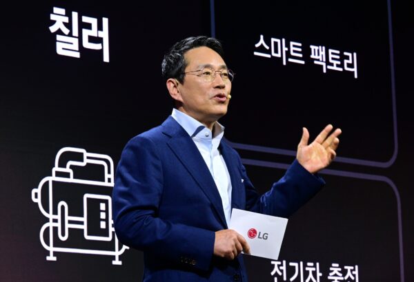 A picture of LG CEO William Cho talking on stage at the investor forum