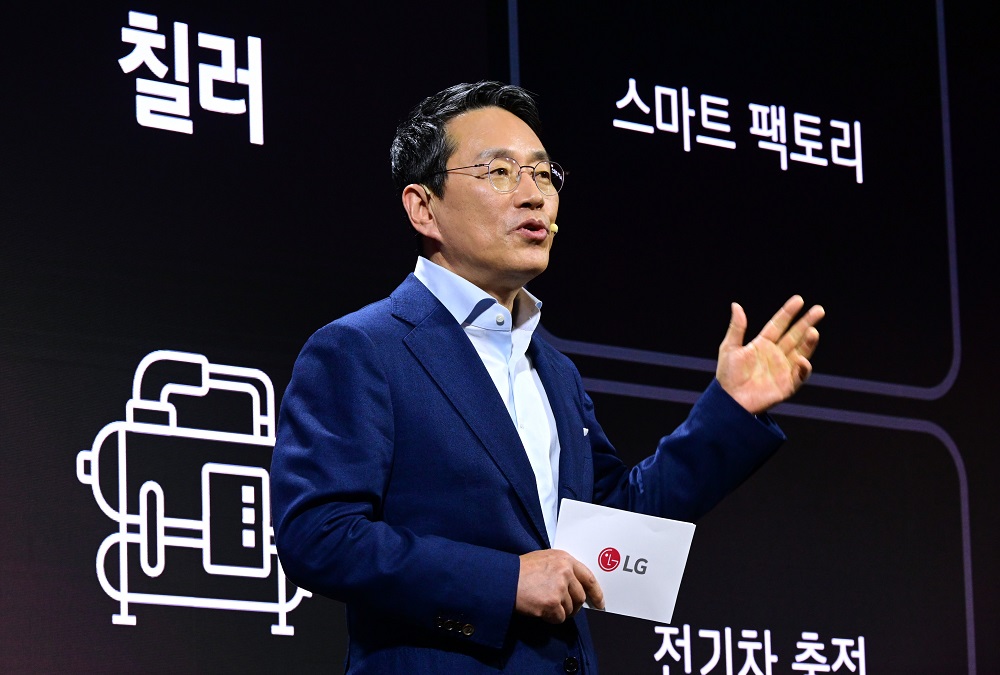 An image of LG CEO William Cho talking on stage at the investor forum