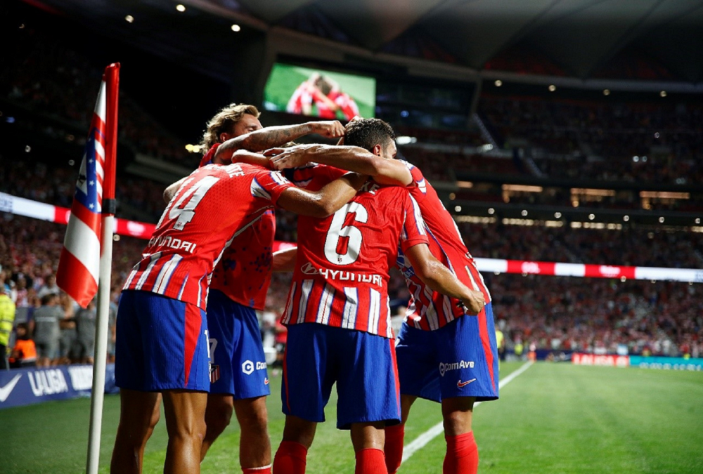 An image of Atlético de Madrid players gathered around on the field