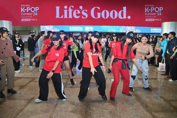 A photo of group of girls dancing with hats at the All India K-POP Contest