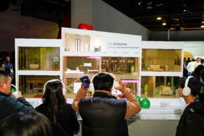 photo of people in the Rise & Shine (LG AI Home) zone with their headsets on listening to the explanation